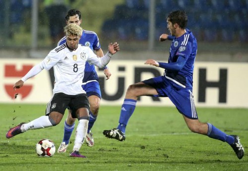 Gnabry (áo trắng) tỏa sáng trước San Marino. Cầu thủ này từng được Arsenal đề nghị gia hạn nhưng quyết định ra đi vào hè 2016 để được chơi bóng nhiều hơn. Ảnh: Reuters.
