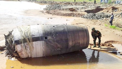 Một binh sĩ đứng cạnh vật thể kim loại lớn rơi xuống mỏ đá cẩm thạch. Ảnh: MyanmarTimes.