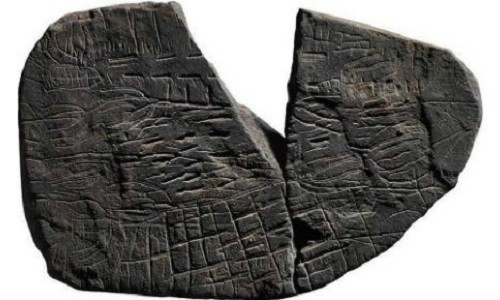Hai mảnh của hòn đá được cho là phần còn sót lại của một bản đồ cổ nhất thế giới. Ảnh: Skalk.