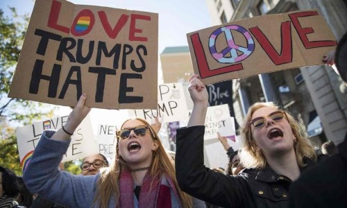Người biểu tình ở New York giơ khẩu hiệu "Tình yêu chiến thắng hận thù". Ảnh: AP.
