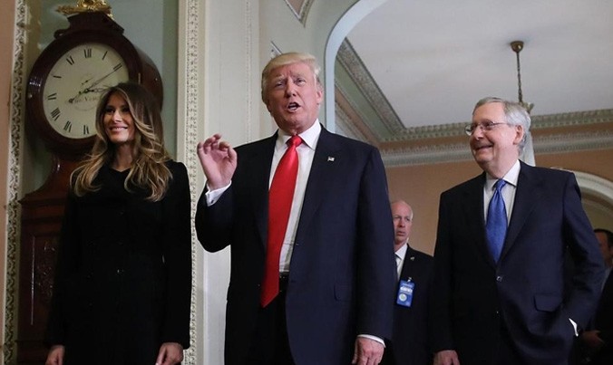 Tổng thống mới đắc cử Donald Trump và phu nhân vào Nhà Trắng gặp Tổng thống đương nhiệm Barack Obama.