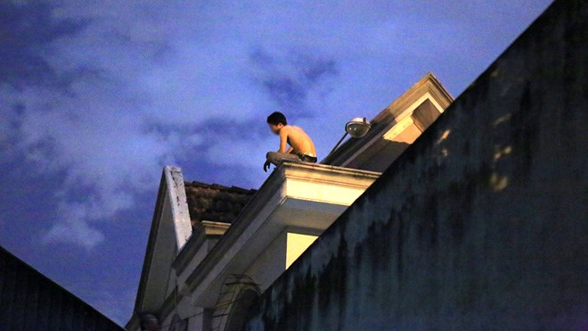 Thanh niên nghi bị "ngáo đá" cố thủ trên nóc nhà người dân suốt đêm.
