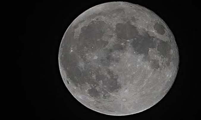 Năm 2012, người Việt Nam từng chiêm chiêm ngưỡng hiện tượng mặt trăng tới gần địa cầu nhất trong năm. Ảnh: Ngọc Thành.