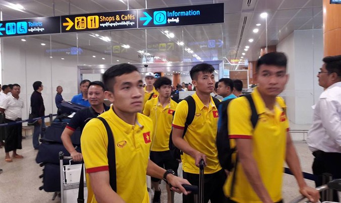 Sau khi hoàn tất thủ tục, tuyển Việt Nam nhanh chóng rời sân bay để tới khách sạn Parami. 