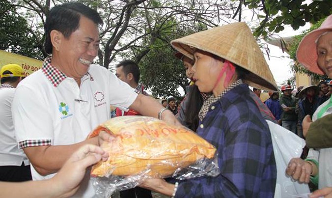 Ông Vũ Văn Thanh, Phó Tổng GĐ Tập đoàn Hoa Sen trao quà cho các hộ dân ở Nghệ An.