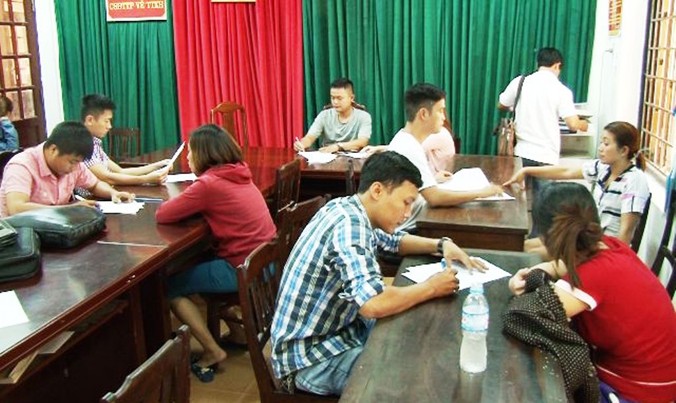 Công an triệu tập, lấy lời khai các đối tượng liên quan vụ đánh bạc bị bắt quả tang tại khách sạn Ch (phường Xuân Phú, Huế).