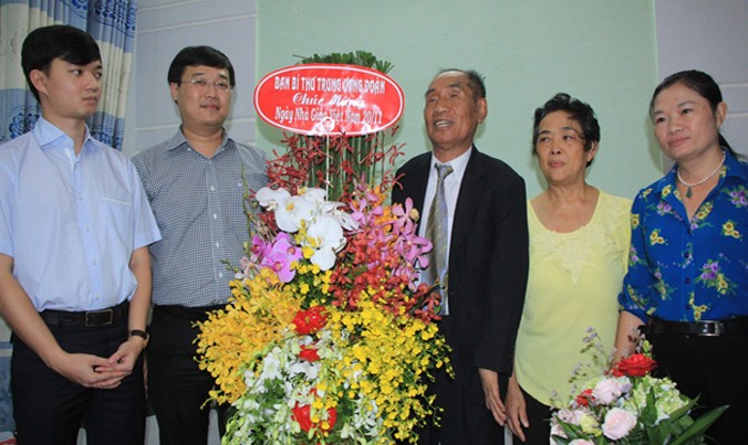 Đoàn công tác T.Ư Đoàn tặng hoa chúc mừng gia đình thầy Nguyễn Ngọc Ký.