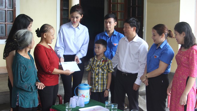 Phó Tổng biên tập báo Tiền Phong, ông Trần Thanh Lâm và Á hậu 1 Ngô Thanh Thanh Tú trao quà cho học sinh nghèo bị bệnh tại xã Kỳ Thượng, Kỳ Anh.