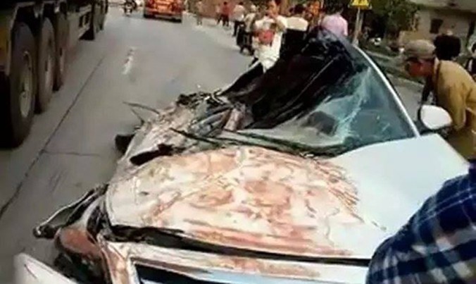 Một tài xế ở Tuyền Châu (Phúc Kiến, Trung Quốc) may mắn sống sót trong vụ tai nạn hôm thứ 4 (16/11), khi xe của anh va chạm với xe tải.