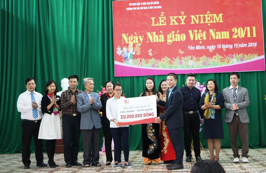 Tiến sỹ Đồng Xuân Đảm, Viện Trưởng Viện Đào tạo Quốc tế (Trường ĐH Kinh tế Quốc dân) trao học bổng “toàn khóa” cho em Đặng Thị Huyền.