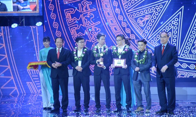 Chủ tịch Mặt Trận tổ quốc Việt Nam Nguyễn Thiện Nhân và Bộ trưởng Bộ Thông tin và Truyền thông Trương Minh Tuấn trao giải cho nhóm tác giả đoạt giải.