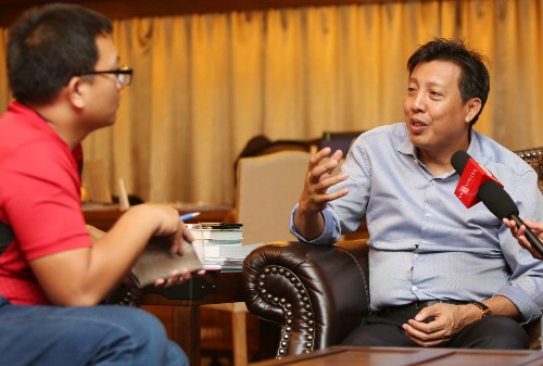 Chủ tịch Liên đoàn bóng đá Myanmar, tỷ phú Zaw Zaw trò chuyện cùng phóng viên tại Yangon. Ảnh: Đức Đồng