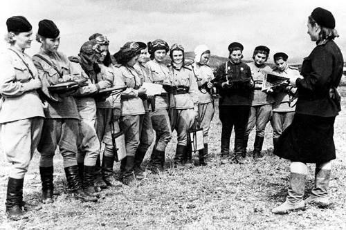 Các nữ phi công Liên Xô thuộc trung đoàn 588 năm 1944. Ảnh: Sovfoto.