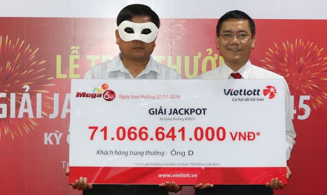 Ông D. (quê Quảng Ngãi), đang sinh sống và làm việc tại TPHCM nhận giải đặc biệt hơn 71 tỷ đồng. Ảnh: Vietlott.