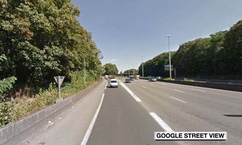 Tuyến cao tốc gần sân bay Le Bourget, phía bắc Paris, nơi xảy ra nhiều vụ chặn xe cướp của. Ảnh: Google Street View.