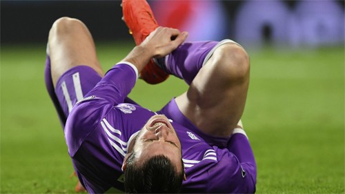 Bale ôm chân sau khi bị đau. Ảnh: Reuters.