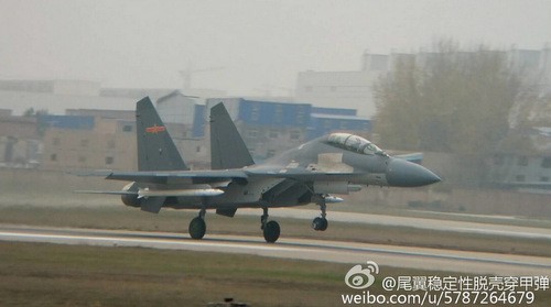 Chiếc J-16 với hai quả tên lửa bí ẩn bên dưới cánh. Ảnh: Weibo.