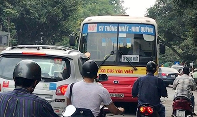 Xe buýt chạy tuyến số 40 lấn làn, bị ô tô con đi đúng chiều “đùn” cho phải đi lùi ngày 23/11.