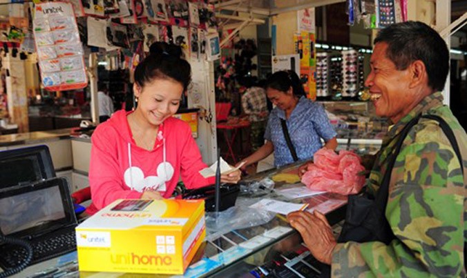 Nhân viên Unitel (thương hiệu của Viettel tại Lào) đang bán hàng tại một tỉnh miền núi của Lào.
