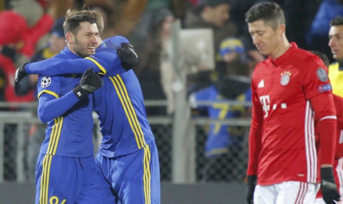 Cầu thủ Rostov vui mừng sau khi kết thúc trận đấu trước sự thất vọng của Lewandowski bên phía Bayern. Ảnh: Reuters.