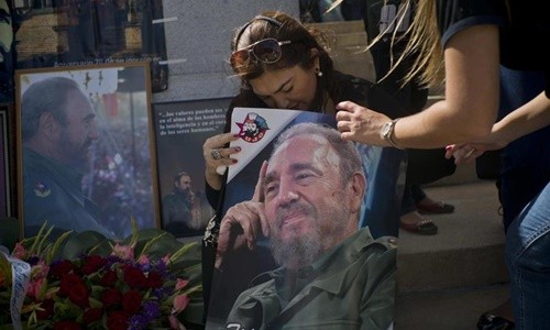 Thủ đô Havana, Cuba, chìm trong yên lặng trước sự ra đi của cựu chủ tịch Fidel Castro. Ảnh: AP.