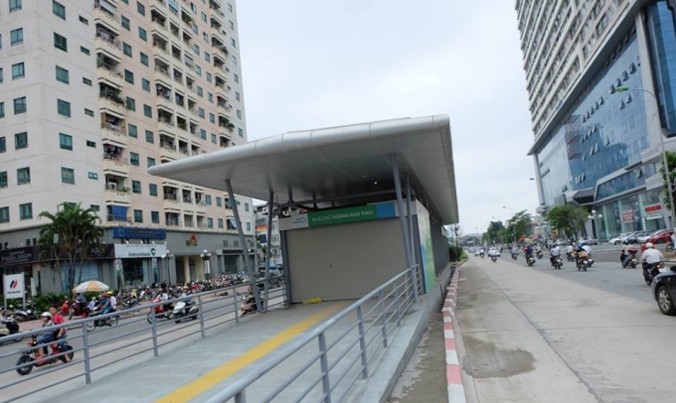 Nhà chờ và đường bê tông dành riêng của buýt nhanh BRT đoạn đi trên đường Lê Văn Lương.