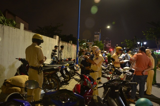 Cảnh sát vây ráp đoàn xe ở đường Kênh Tân Hóa (phường 3, quận 11) vào tối 26/11.