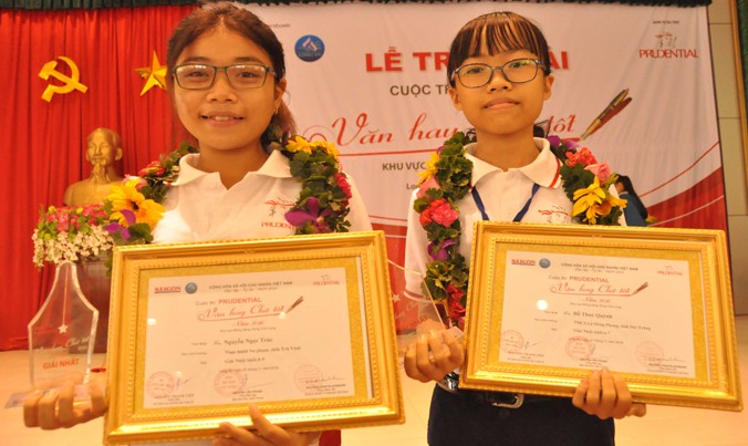 Hai thí sinh đoạt giải nhất cuộc thi Văn hay chữ tốt ĐBSCL năm 2016.