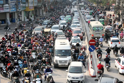 Hà Nội hiện có khoảng 5,5 triệu xe máy và vẫn tiếp tục gia tăng với tốc độ 7% năm. Ảnh minh họa: Bá Đô.