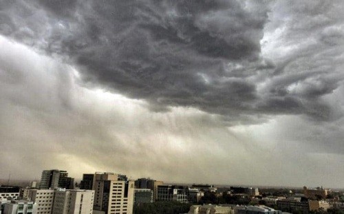 Mây đen phủ kín bầu trời Melbourne trước khi cơn dông phát tán phấn hoa khắp thành phố. Ảnh: AP.