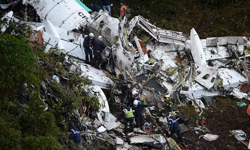Chiếc máy bay vỡ nát sau khi đâm vào sườn núi. Ảnh: Reuters.