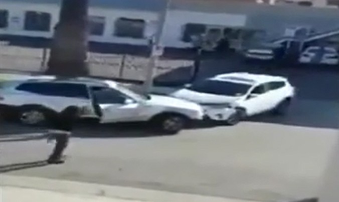Nữ tài xế BMW điên cuồng lao xe vào đối thủ