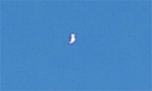 UFO màu xám bạc thay đổi hình dáng khi lơ lửng trên bầu trời. Ảnh: YouTube.