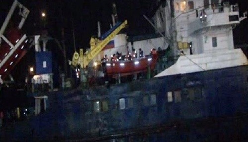 Thủy thủ trên tàu Nga lên tàu cứu sinh chờ được sơ tán vào bờ. Ảnh: Turkish Minute.