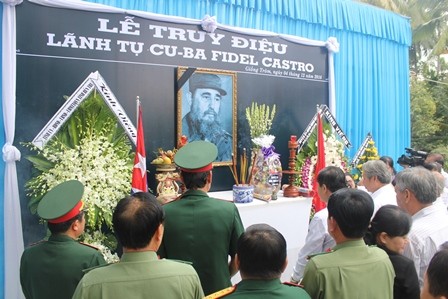 Lãnh đạo Đảng, nhà nước thắp nén nhang trong lễ truy điệu lãnh tụ Cuba Fidel Castro.