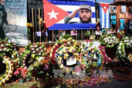 Người dân đặt hoa bên ngoài Đại sứ quán Cuba ở Guatemala để bày tỏ lòng thương tiếc Lãnh tụ Cuba Fidel Castro tại Guatemala City, Guatemala ngày 28/11. Ảnh: AFP/TTXVN.