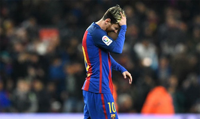 Messi ôm đầu sau khi bỏ lỡ cơ hội ghi bàn. Ảnh: Reuters.