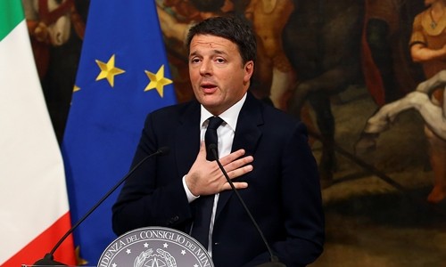 Thủ tướng Italy Matteo Renzi phát biểu trong cuộc họp báo tại cung Chigi, Rome, Italy, ngày 5/12. Ảnh: Reuters.