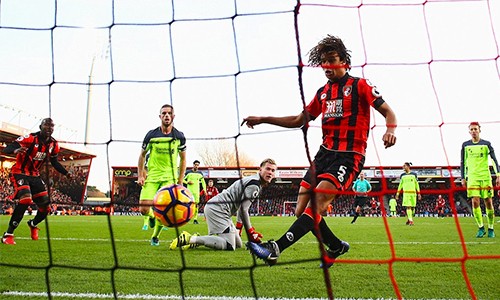 Ake (số 5) đệm bóng tung lưới Liverpool, ấn định thắng lợi 4-3 cho Bournemouth. Ảnh: AFP.