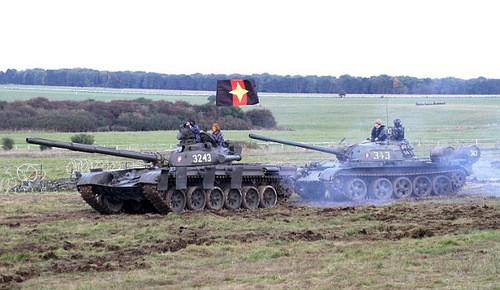 Xe tăng T-72 và T-55 tham gia tập trận. Ảnh: Livejournal.