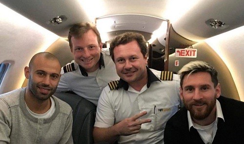 Messi và Mascherano chụp ảnh cùng phi hành đoàn trong chuyến bay đến Brazil cách đây vài tuần. Ảnh: Marca.