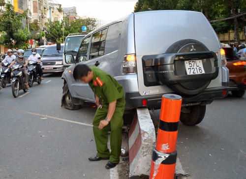 Xe chở tiền gặp nạn ở trung tâm Sài Gòn.