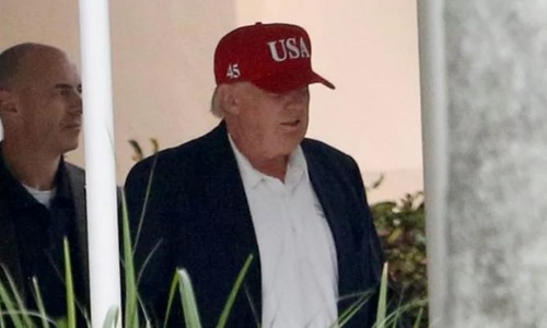 Tổng thống đắc cử Trump từng đội chiếc mũ mới trong dịp nghỉ lễ Tạ ơn cuối tháng trước. Ảnh: Reuters.