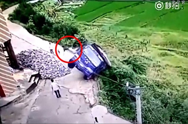 Tài xế lao ra khỏi xe vừa đúng lúc chiếc xe rơi xuống vực.