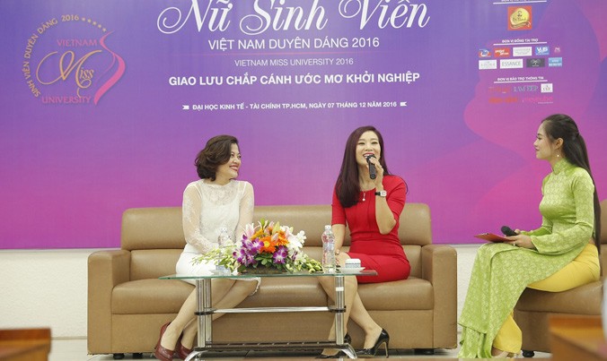 Hai nữ doanh nhân là Trương Lý Hoàng Phí và Nguyễn Thị Thu Hương cùng MC, Hoa khôi Nữ sinh viên duyên dáng Việt Nam 2014 Hoàng Thị Phương Thảo (theo thứ tự từ phải qua) giao lưu với các bạn thí sinh.