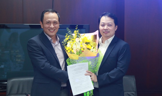 Ông Lê Hồng Hà (trái) trao quyết định bổ nhiệm ông Nguyễn Quốc Phương.