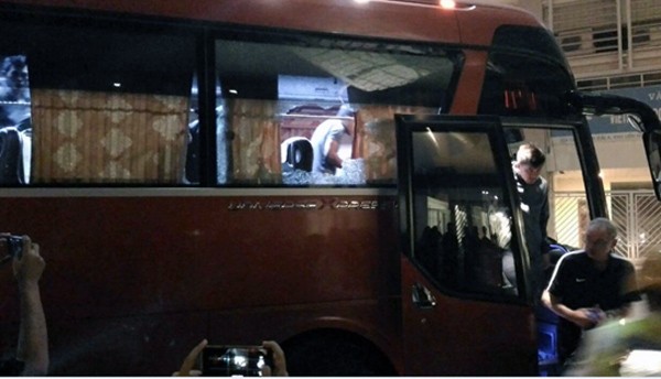 Chiếc xe bus chở đội tuyển Indonesia bị ném đá. Ảnh VFF.