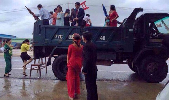 Màn rước dâu độc đáo bằng xe ben ở Bình Định trong ngày lũ được mọi người quan tâm.