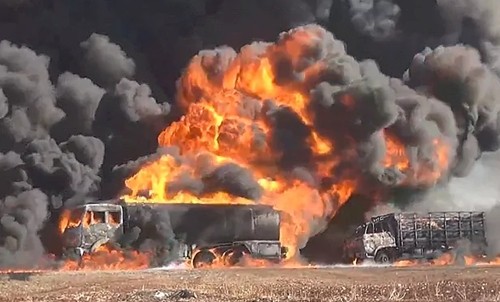Xe tải chở dầu của Nhà nước Hồi giáo bị phá hủy sau một đợt không kích ở Syria. Ảnh: YouTube/RFS Media Office.
