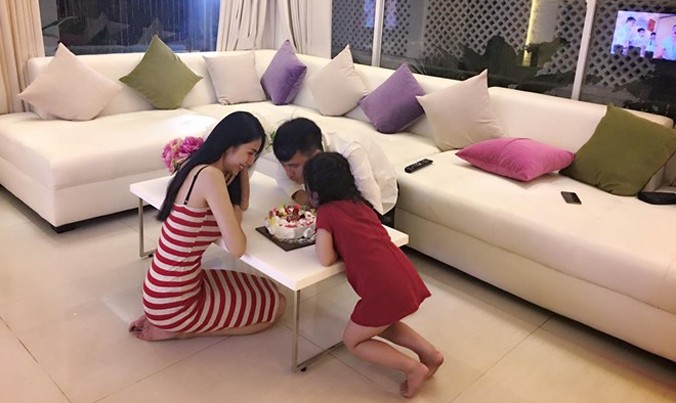 Thủy Tiên và con gái trong buổi tiệc sinh nhật mừng Công Vinh tròn 31 tuổi. Ảnh: FBNV.